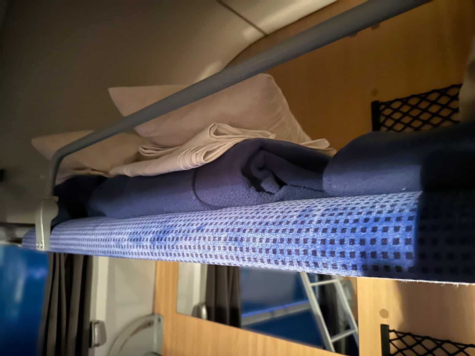 ベルリン〜ストックホルム夜行列車のクシェット車：上段ベッド