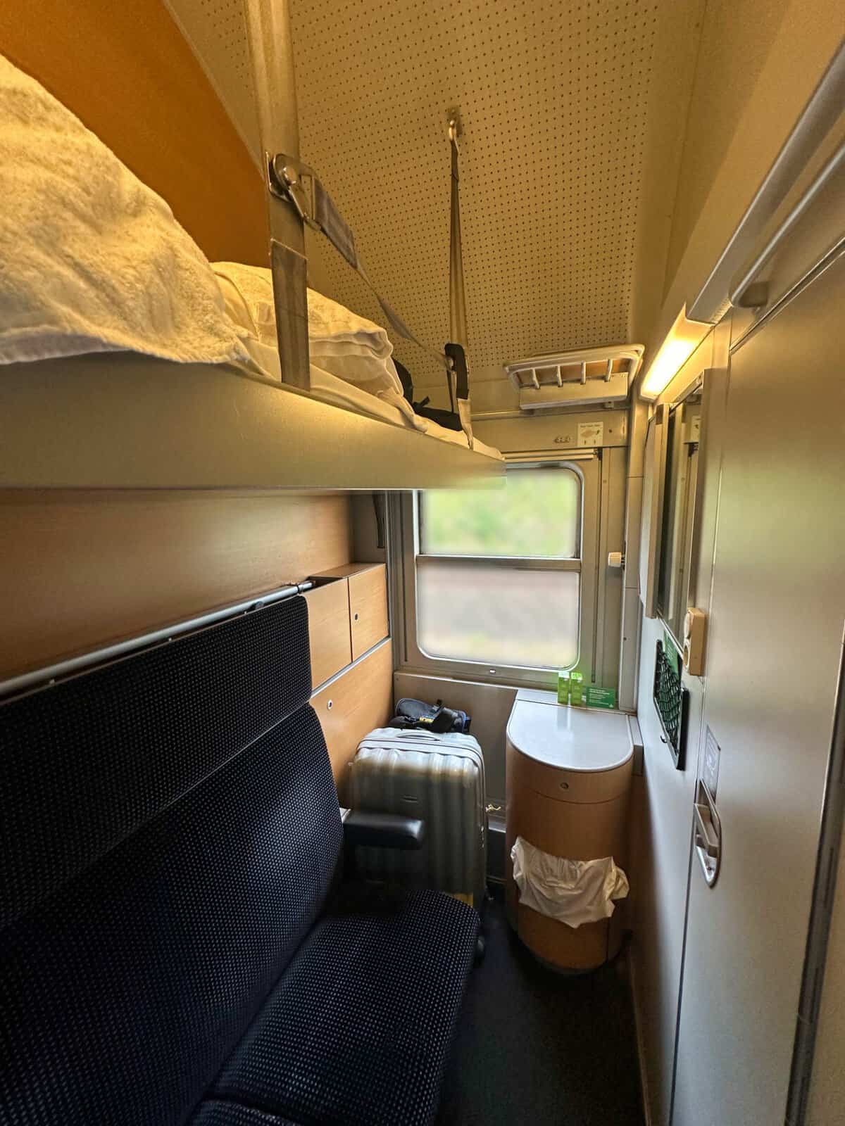 ベルリン〜ストックホルム夜行列車の寝台車：上段と下段のベッド