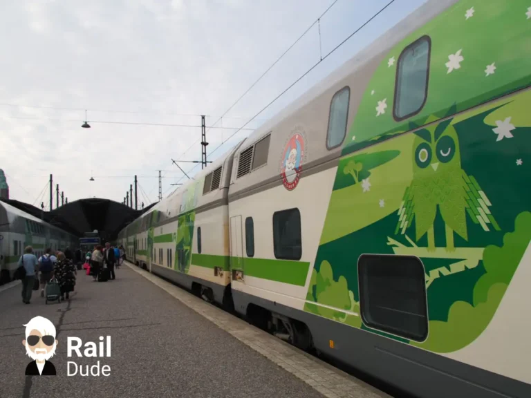 Treno notturno alla stazione di Helsinki