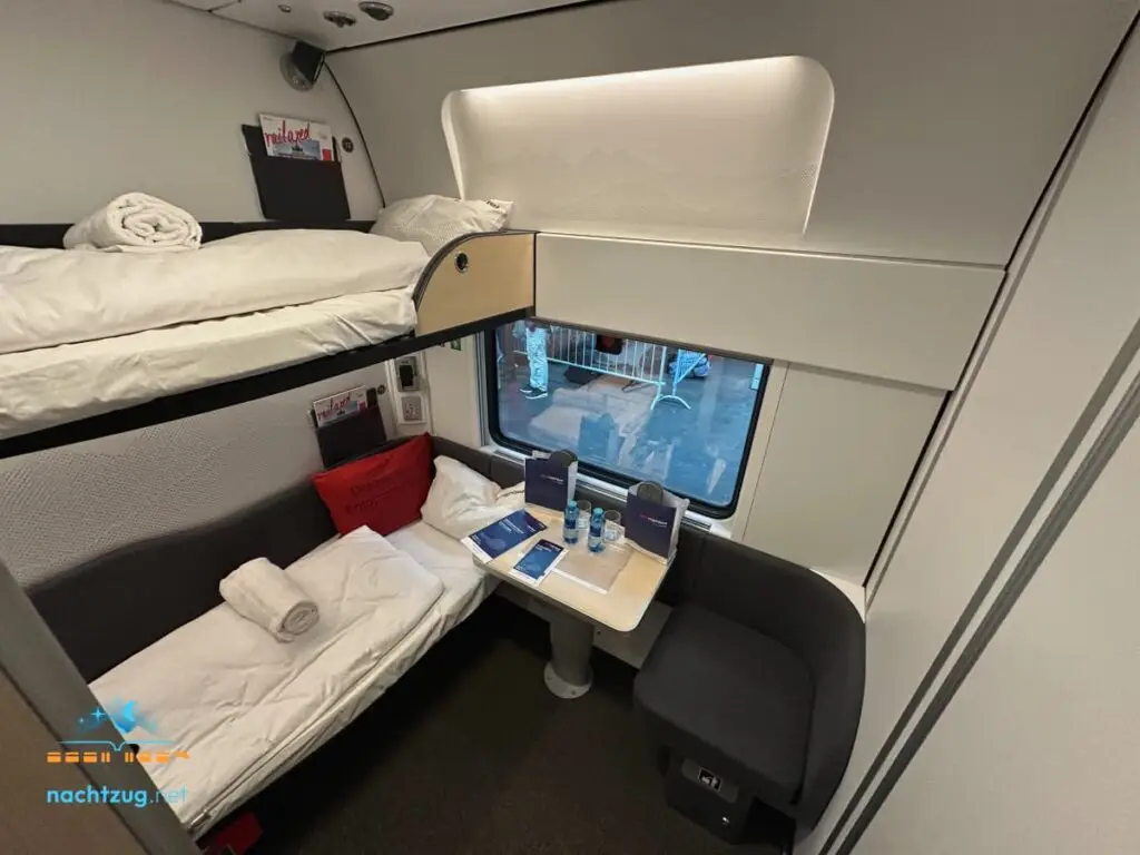 ÖBB nightjet "Comfort Plus" guļamvagons: plašs salons ar plašām sēdvietām.