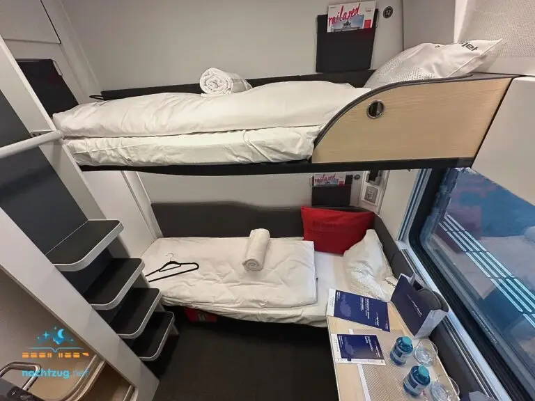 ÖBB nightjet "컴포트 플러스" 슬리핑 카: 침대 두 개가 겹쳐 있는 넉넉한 공간의 객실입니다.