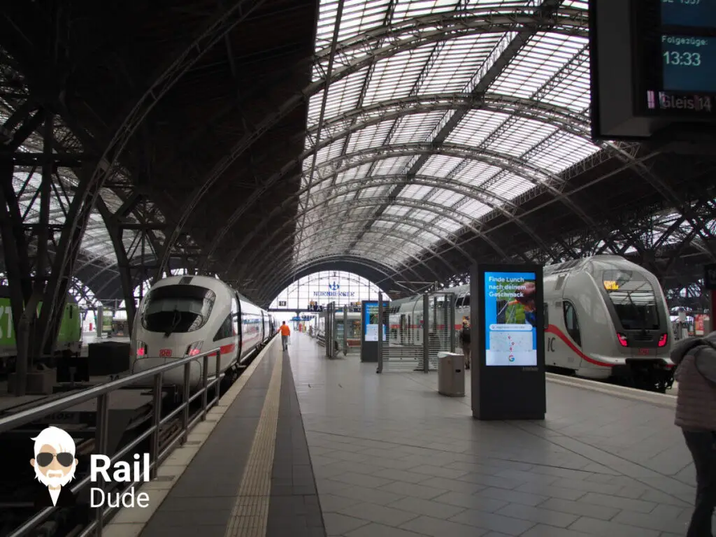 Der InterCity (IC) rechts neben dem ICE (InterCityExpress)